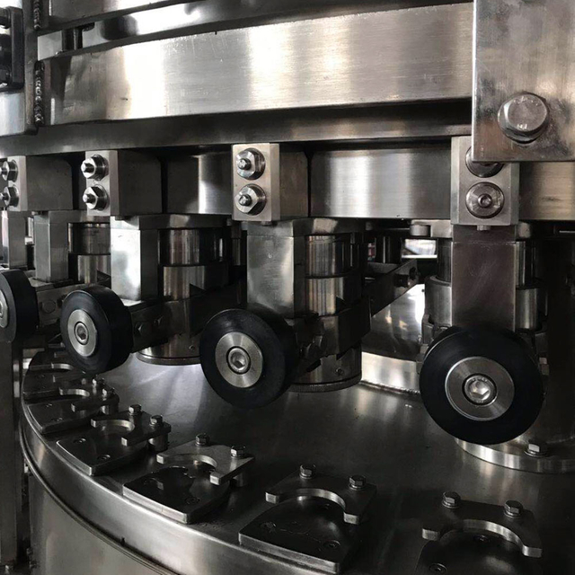 Sigillatrice automatica per inscatolamento di birra artigianale (GDF18-4)